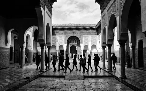 Schwarzweiss-Reportagebild vom Wahrzeichen Bahia-Palast in Marrakesch Marokko, dokumentarische Reisefotografie mit starken Kontrasten - Foto: THN