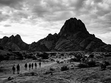 Schwarzweiss-Reportagebild vom Wahrzeichen Spitzkoppe in Usakos Namibia, dokumentarische Reisefotografie mit starken Kontrasten - Foto: THN