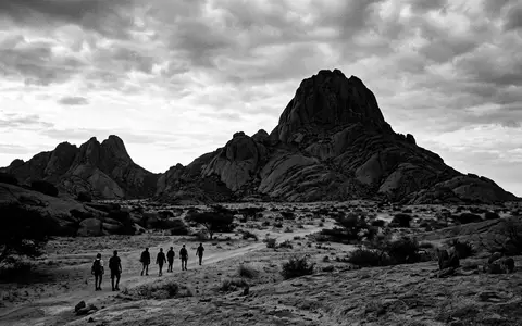Schwarzweiss-Reportagebild vom Wahrzeichen Spitzkoppe in Usakos Namibia, dokumentarische Reisefotografie mit starken Kontrasten - Foto: THN