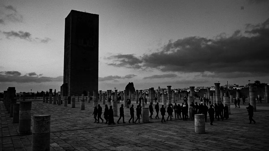 Schwarzweiss-Reportage vom Wahrzeichen Hassan-Turm in Rabat, Marokko