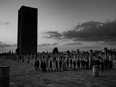 Schwarzweiss-Reportagebild vom Wahrzeichen Hassan-Turm in Rabat Marokko, dokumentarische Reisefotografie mit starken Kontrasten - Foto: THN