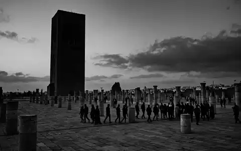 Schwarzweiss-Reportagebild vom Wahrzeichen Hassan-Turm in Rabat Marokko, dokumentarische Reisefotografie mit starken Kontrasten - Foto: THN