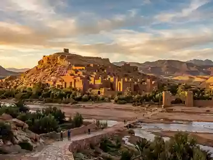 Fotorealistische Panoramaaufnahme von Ait-Ben-Haddou in Ouarzazate Marokko, warmes Abendlicht auf Wahrzeichen im Reisemotiv - Foto: THN