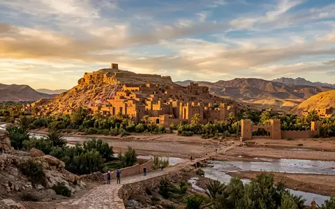 Fotorealistische Panoramaaufnahme von Ait-Ben-Haddou in Ouarzazate Marokko, warmes Abendlicht auf Wahrzeichen im Reisemotiv - Foto: THN