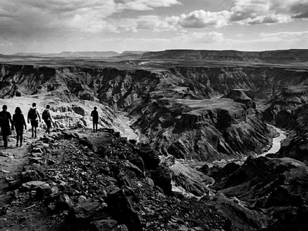Schwarzweiss-Reportagebild vom Wahrzeichen Fish River Canyon in Hobas Namibia, dokumentarische Reisefotografie mit starken Kontrasten - Foto: THN