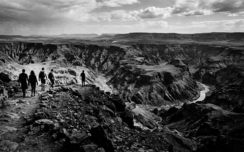 Schwarzweiss-Reportagebild vom Wahrzeichen Fish River Canyon in Hobas Namibia, dokumentarische Reisefotografie mit starken Kontrasten - Foto: THN