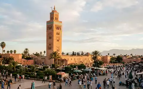 Editorialbild im Reisemagazin-Stil vom Wahrzeichen Koutoubia-Moschee in Marrakesch Marokko, ausgewogene Bildgestaltung und natuerliches Umgebungslicht - Foto: THN