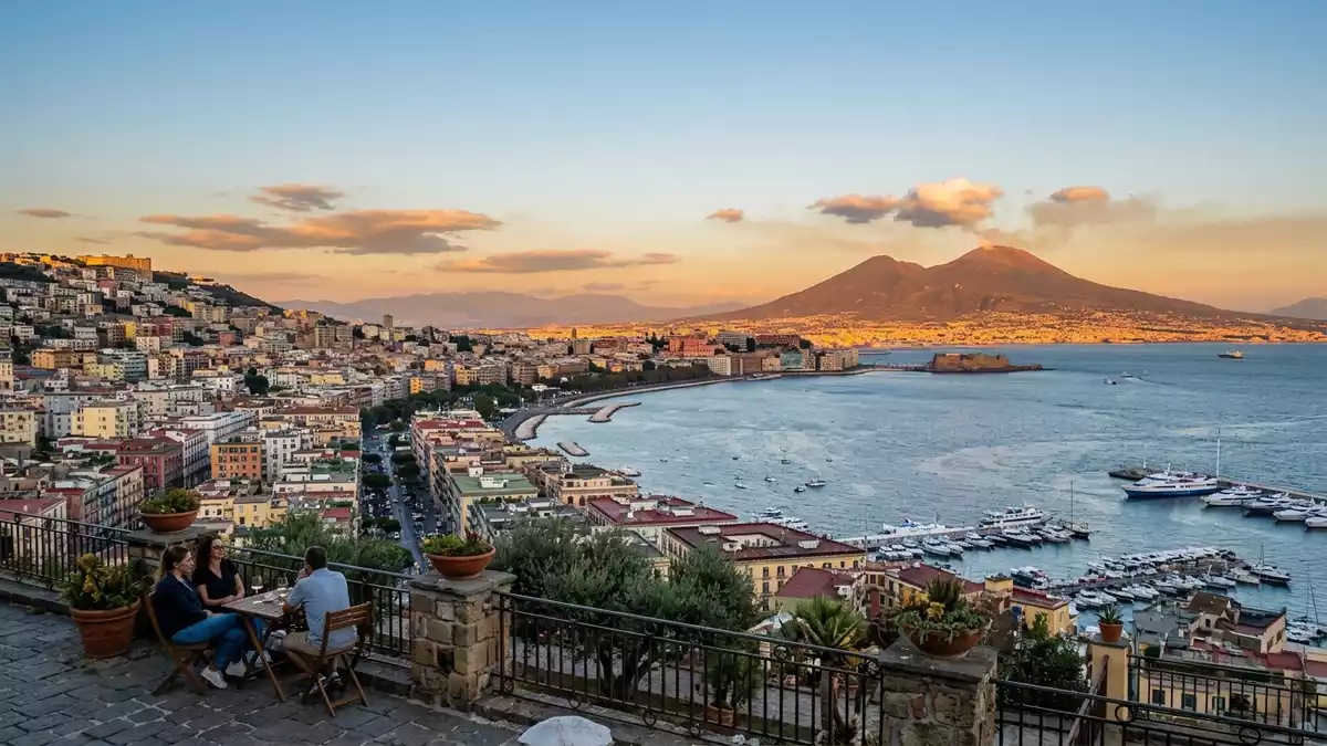 Editorial-Reisemagazinbild vom Wahrzeichen Vesuv in Neapel, Italien