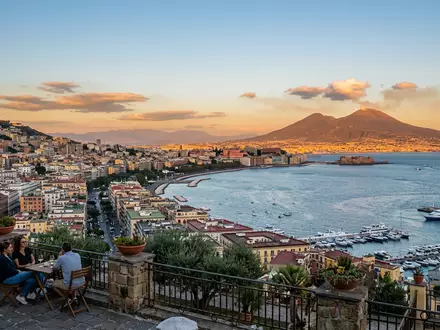 Editorialbild im Reisemagazin-Stil vom Wahrzeichen Vesuv in Neapel Italien, ausgewogene Bildgestaltung und natuerliches Umgebungslicht - Foto: THN