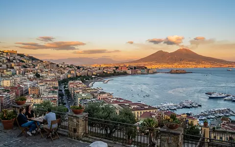 Editorialbild im Reisemagazin-Stil vom Wahrzeichen Vesuv in Neapel Italien, ausgewogene Bildgestaltung und natuerliches Umgebungslicht - Foto: THN