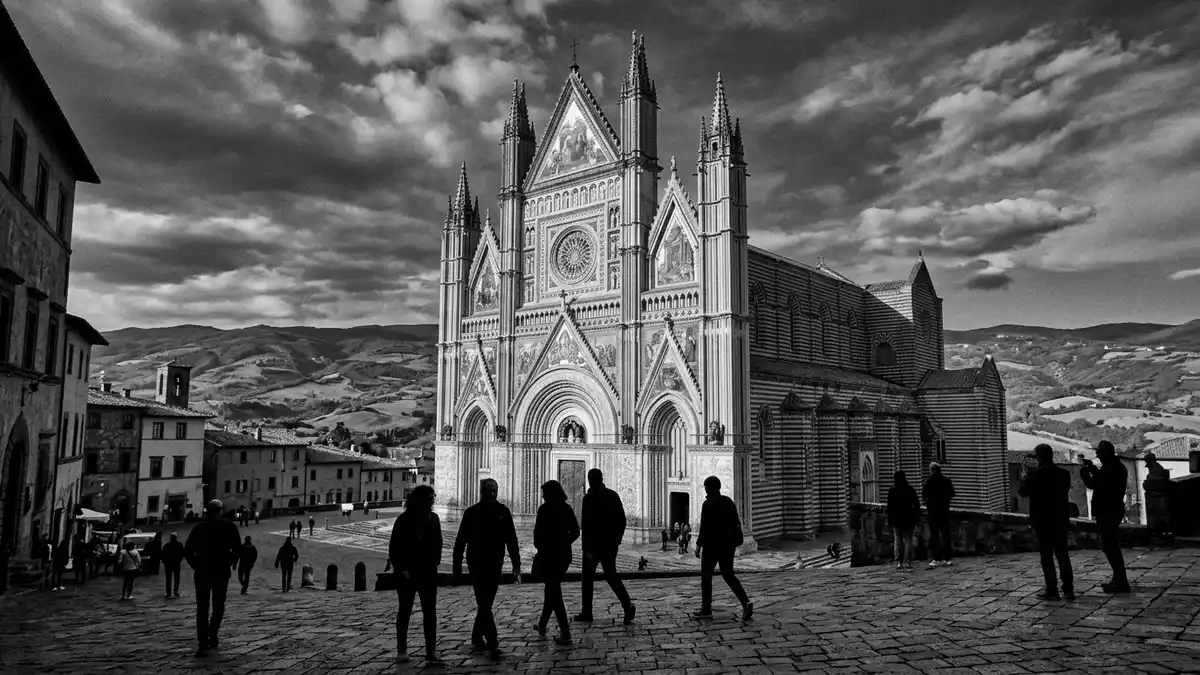 Schwarzweiss-Reportage vom Wahrzeichen Dom von Orvieto in Orvieto, Italien
