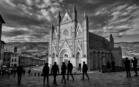 Schwarzweiss-Reportagebild vom Wahrzeichen Dom von Orvieto in Orvieto Italien, dokumentarische Reisefotografie mit starken Kontrasten - Foto: THN