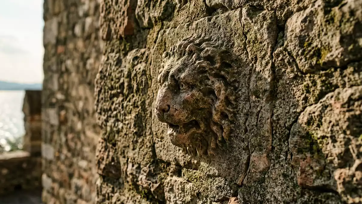 Makroaufnahme eines Materialdetails am Wahrzeichen Sirmione am Gardasee, Sirmione Italien