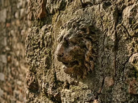 Extreme Makroaufnahme eines Materialdetails am Wahrzeichen Sirmione am Gardasee in Sirmione Italien, taktile Struktur und - Foto: THN