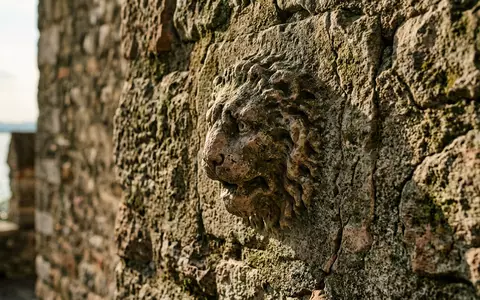 Extreme Makroaufnahme eines Materialdetails am Wahrzeichen Sirmione am Gardasee in Sirmione Italien, taktile Struktur und - Foto: THN