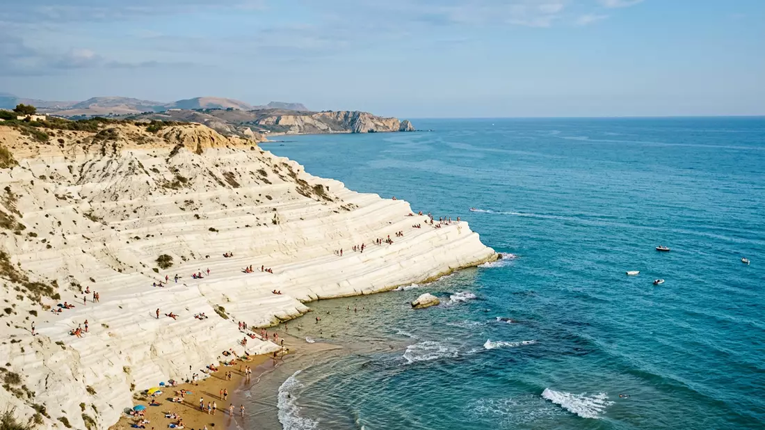 Editorial-Reisemagazinbild vom Wahrzeichen Scala dei Turchi in Realmonte, Italien