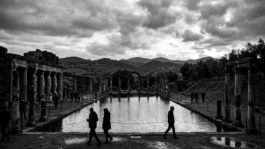 Schwarzweiss-Reportage vom Wahrzeichen Villa Adriana Tivoli in Tivoli, Italien