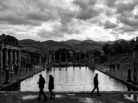 Schwarzweiss-Reportagebild vom Wahrzeichen Villa Adriana Tivoli in Tivoli Italien, dokumentarische Reisefotografie mit starken Kontrasten - Foto: THN