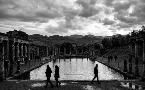 Schwarzweiss-Reportagebild vom Wahrzeichen Villa Adriana Tivoli in Tivoli Italien, dokumentarische Reisefotografie mit starken Kontrasten - Foto: THN