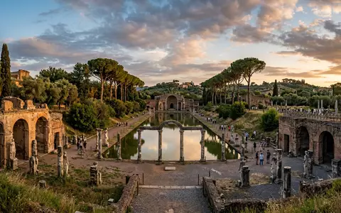 Fotorealistische Panoramaaufnahme von Villa Adriana Tivoli in Tivoli Italien, warmes Abendlicht auf Wahrzeichen - Foto: THN