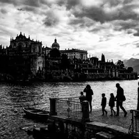 Schwarzweiss-Reportagebild vom Wahrzeichen Isola Bella Lago Maggiore in Stresa Italien, dokumentarische Reisefotografie mit starken Kontrasten - Foto: THN