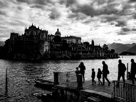 Schwarzweiss-Reportagebild vom Wahrzeichen Isola Bella Lago Maggiore in Stresa Italien, dokumentarische Reisefotografie mit starken Kontrasten - Foto: THN