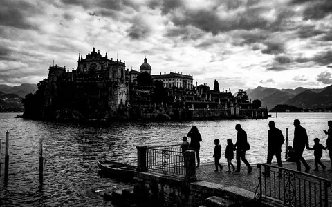 Schwarzweiss-Reportagebild vom Wahrzeichen Isola Bella Lago Maggiore in Stresa Italien, dokumentarische Reisefotografie mit starken Kontrasten - Foto: THN