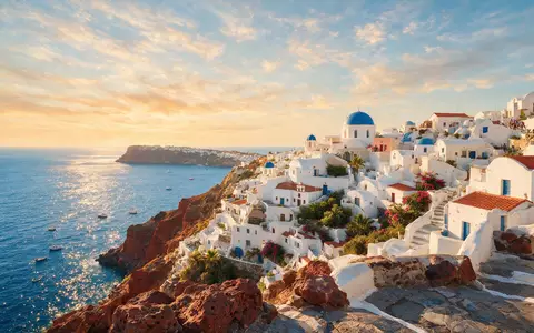 Fotorealistische Panoramaaufnahme von Oia Santorin in Santorin Griechenland, warmes Abendlicht auf Wahrzeichen - Foto: THN