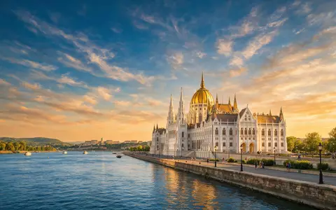 Fotorealistische Panoramaaufnahme von Parlamentsgebäude Budapest in Budapest Ungarn, warmes Abendlicht auf Wahrzeichen - Foto: THN