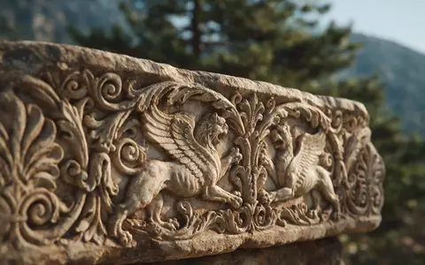 Extreme Makroaufnahme eines Materialdetails am Wahrzeichen Delphi in Delphi Griechenland, taktile Struktur und weiches Seitenlicht - Foto: THN