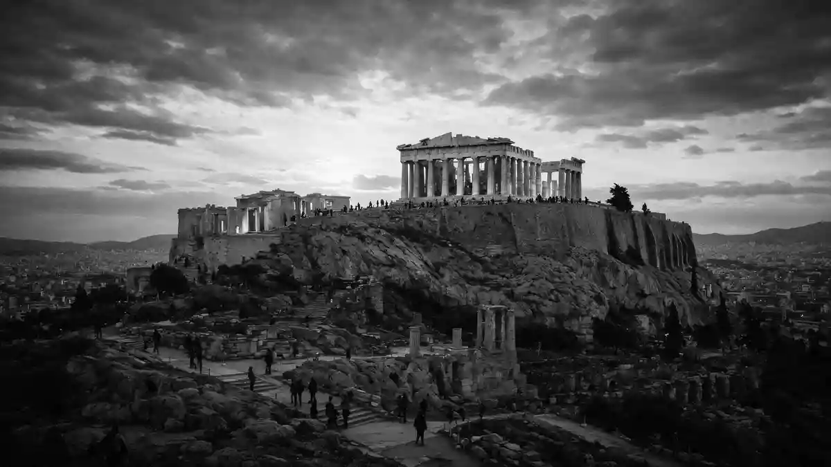 Schwarzweiss-Reportage vom Wahrzeichen Akropolis Athen in Athen, Griechenland