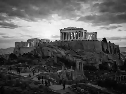 Schwarzweiss-Reportagebild vom Wahrzeichen Akropolis Athen in Athen Griechenland, dokumentarische Reisefotografie mit starken Kontrasten - Foto: THN