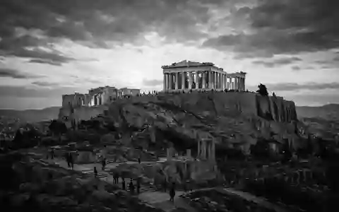 Schwarzweiss-Reportagebild vom Wahrzeichen Akropolis Athen in Athen Griechenland, dokumentarische Reisefotografie mit starken Kontrasten - Foto: THN