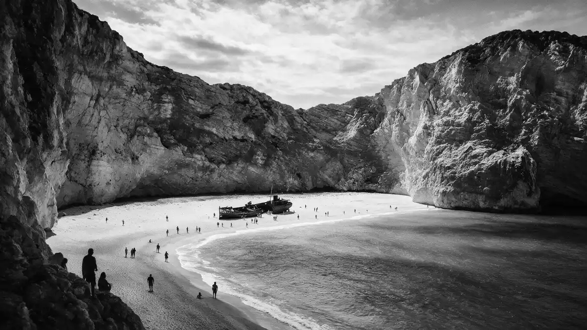 Schwarzweiss-Reportage vom Wahrzeichen Navagio Beach Zakynthos in Zakynthos, Griechenland