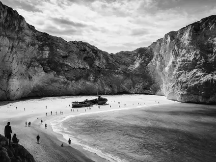 Schwarzweiss-Reportagebild vom Wahrzeichen Navagio Beach Zakynthos in Zakynthos Griechenland, dokumentarische Reisefotografie mit starken Kontrasten - Foto: THN