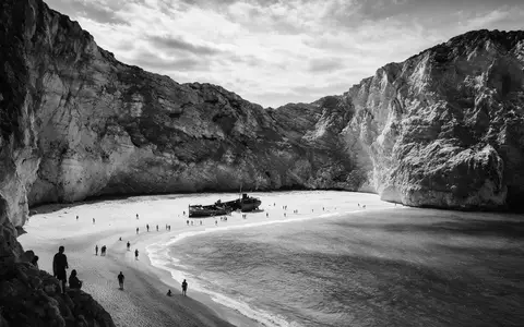 Schwarzweiss-Reportagebild vom Wahrzeichen Navagio Beach Zakynthos in Zakynthos Griechenland, dokumentarische Reisefotografie mit starken Kontrasten - Foto: THN