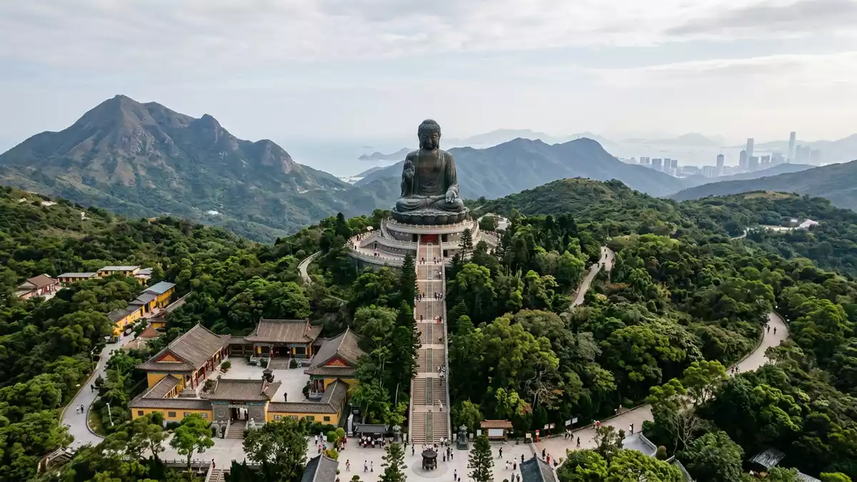 Editorial-Reisemagazinbild vom Wahrzeichen Tian-Tan-Buddha in Hongkong, China