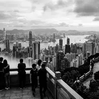 Schwarzweiss-Reportagebild vom Wahrzeichen Victoria Peak Hongkong in Hongkong China, dokumentarische Reisefotografie mit starken Kontrasten - Foto: THN