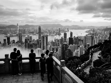 Schwarzweiss-Reportagebild vom Wahrzeichen Victoria Peak Hongkong in Hongkong China, dokumentarische Reisefotografie mit starken Kontrasten - Foto: THN