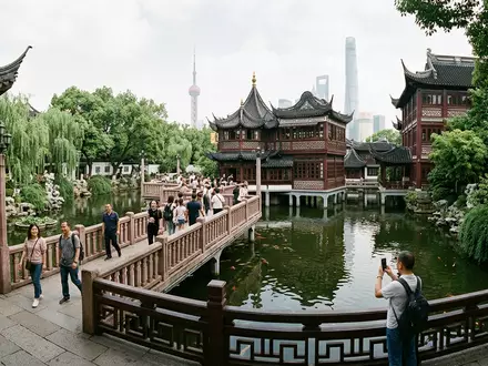 Editorialbild im Reisemagazin-Stil vom Wahrzeichen Yu-Garten Shanghai in Shanghai China, ausgewogene Bildgestaltung und natuerliches Umgebungslicht - Foto: THN