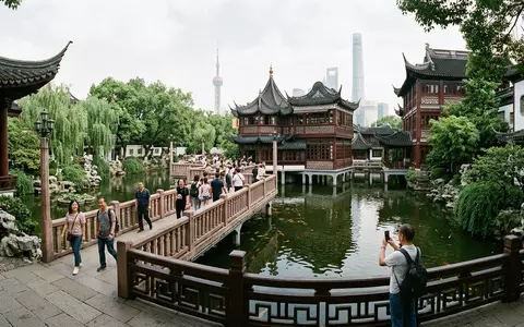 Editorialbild im Reisemagazin-Stil vom Wahrzeichen Yu-Garten Shanghai in Shanghai China, ausgewogene Bildgestaltung und natuerliches Umgebungslicht - Foto: THN