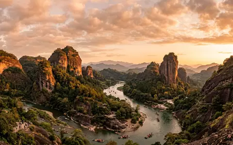 Fotorealistische Panoramaaufnahme von Wuyi-Gebirge in Nanping China, warmes Abendlicht auf Wahrzeichen im Reisemotiv - Foto: THN