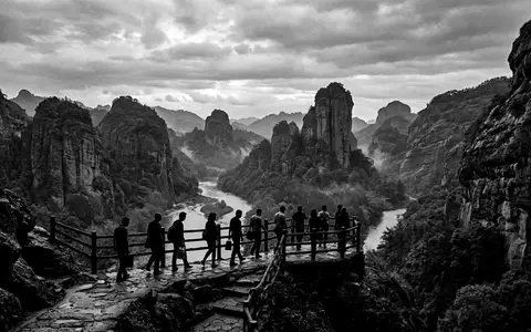 Schwarzweiss-Reportagebild vom Wahrzeichen Wuyi-Gebirge in Nanping China, dokumentarische Reisefotografie mit starken Kontrasten - Foto: THN