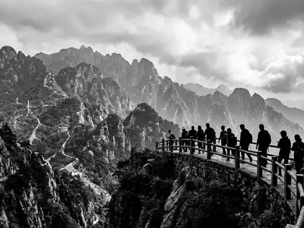 Schwarzweiss-Reportagebild vom Wahrzeichen Hengshan Hunan in Hengyang China, dokumentarische Reisefotografie mit starken Kontrasten - Foto: THN