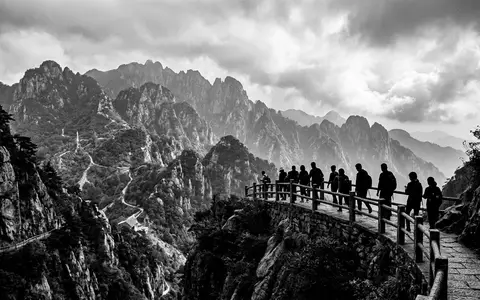 Schwarzweiss-Reportagebild vom Wahrzeichen Hengshan Hunan in Hengyang China, dokumentarische Reisefotografie mit starken Kontrasten - Foto: THN