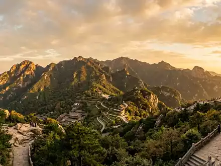 Fotorealistische Panoramaaufnahme von Hengshan Hunan in Hengyang China, warmes Abendlicht auf Wahrzeichen - Foto: THN