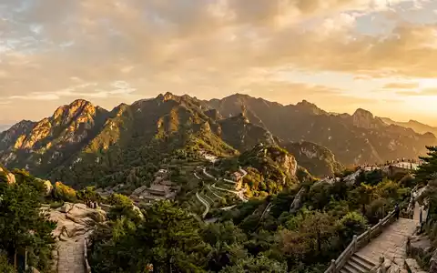Fotorealistische Panoramaaufnahme von Hengshan Hunan in Hengyang China, warmes Abendlicht auf Wahrzeichen - Foto: THN