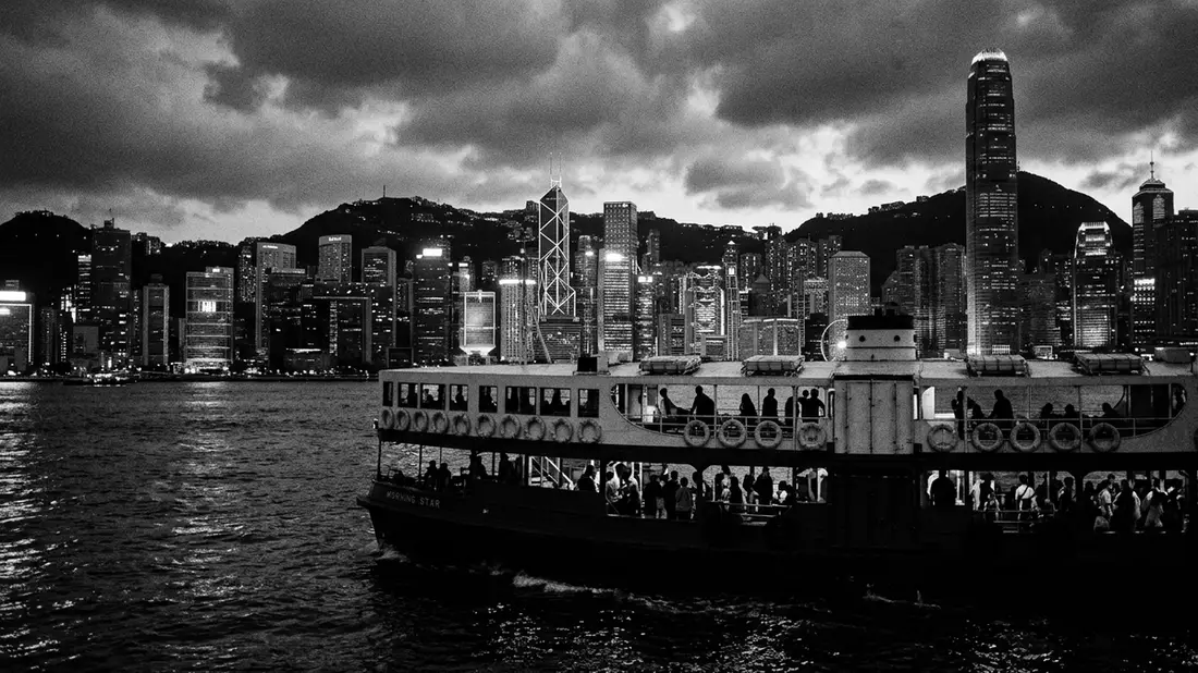Schwarzweiss-Reportage vom Wahrzeichen Star Ferry Hongkong in Hongkong, China