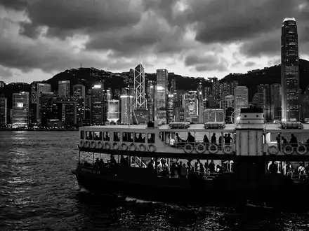 Schwarzweiss-Reportagebild vom Wahrzeichen Star Ferry Hongkong in Hongkong China, dokumentarische Reisefotografie mit starken Kontrasten - Foto: THN