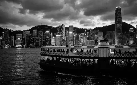 Schwarzweiss-Reportagebild vom Wahrzeichen Star Ferry Hongkong in Hongkong China, dokumentarische Reisefotografie mit starken Kontrasten - Foto: THN